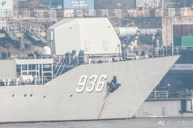 Китайский десантный корабль с загадочной орудийной установкой на борту